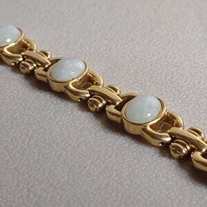 7.25 Inch Gold Tone And White Bracelet